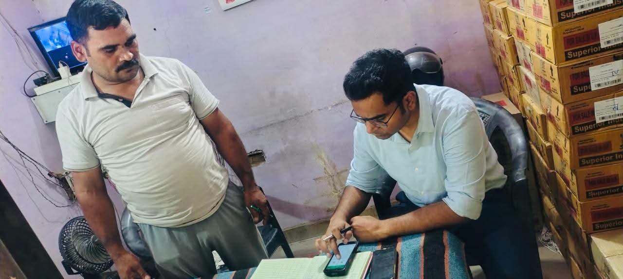 फर्रुखाबाद में आबकारी विभाग का सघन निरीक्षण अभियान, शराब दुकानों पर स्टॉक व सीसीटीवी की जांच