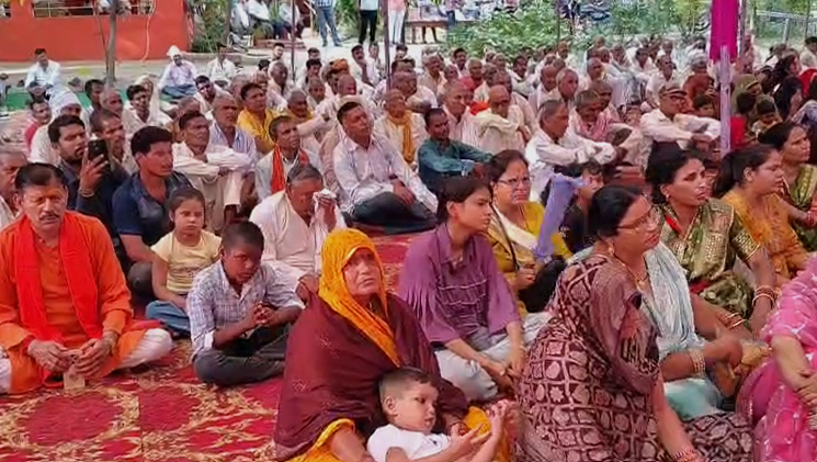 औरैया:अझारा बरौना कलां में आयोजित भागवत कथा में आये सैकड़ों लोग