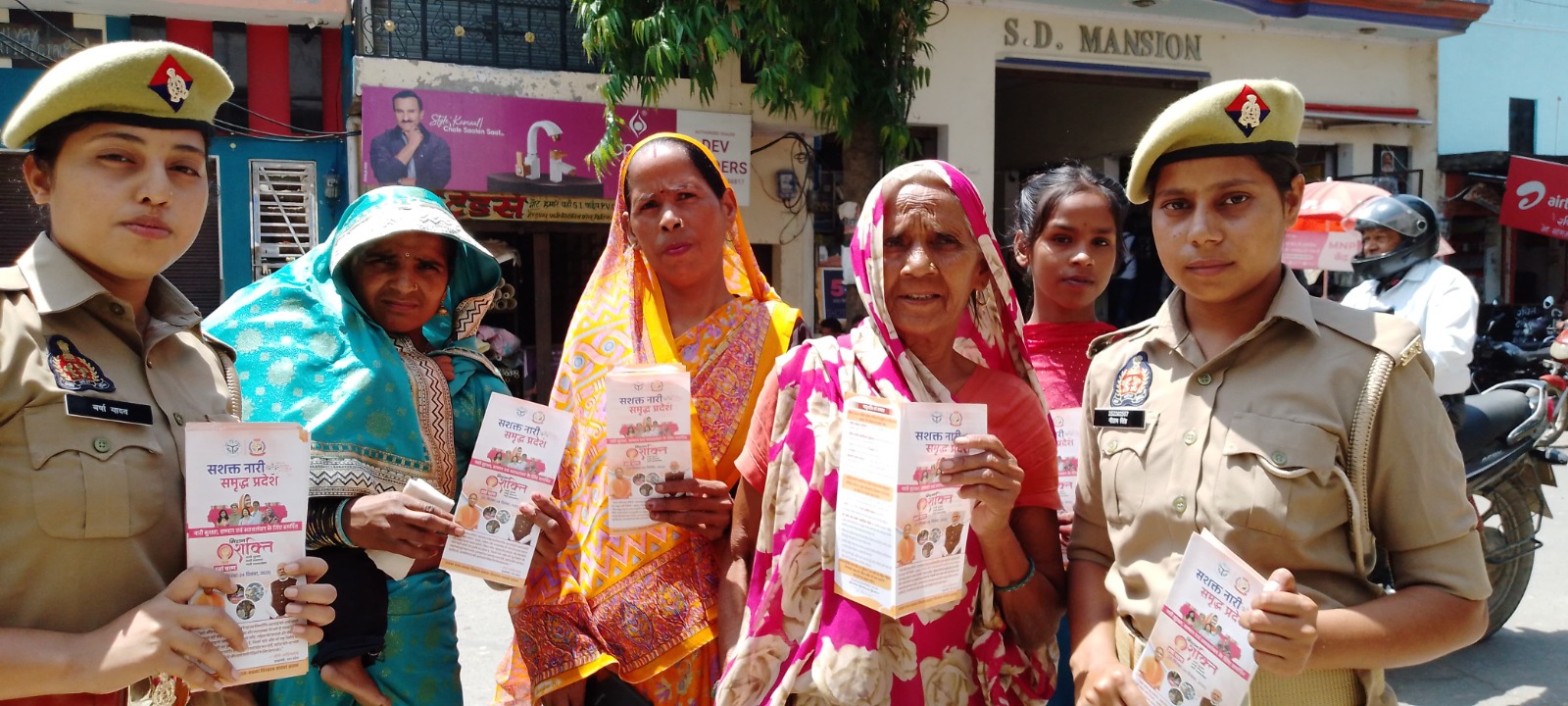 फर्रुखाबाद:मिशन शक्ति अभियान के तहत थाना कमालगंज पुलिस ने महिलाओं को किया जागरूक