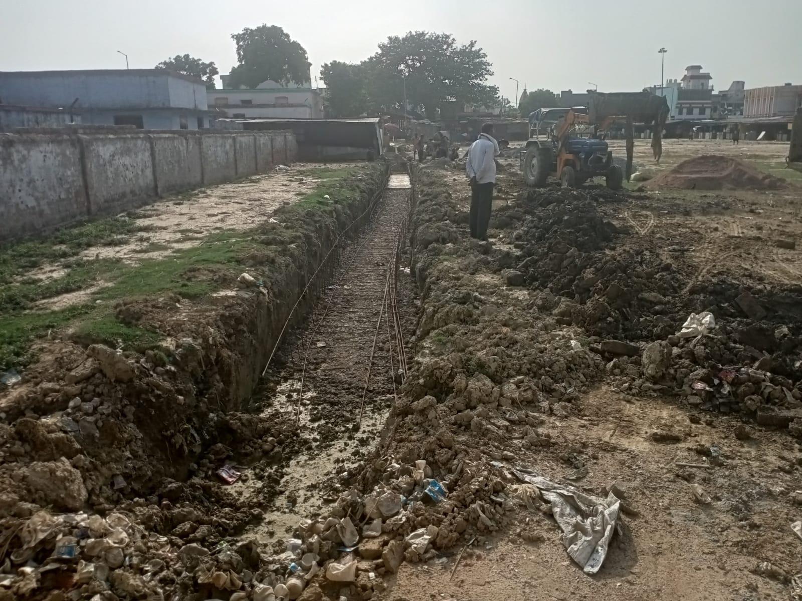 सीतापुर:मिश्रित में लाखों की लागत से बन रहे नाले में अनियमितताओं का आरोप , जांच की मांग तेज