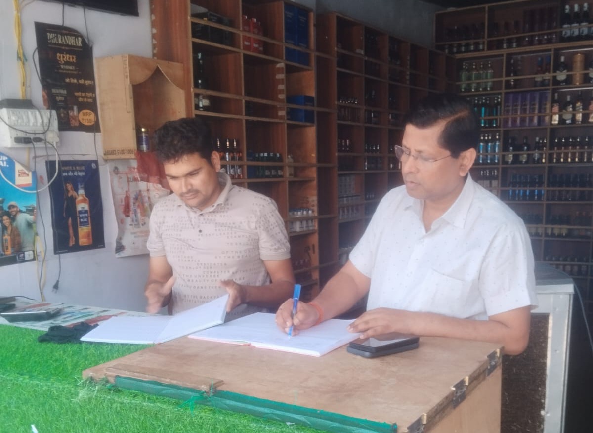 फर्रुखाबाद:अवैध मदिरा के खिलाफ आबकारी विभाग का विशेष अभियान, दुकानों पर स्टॉक और बारकोड की हुई सघन जांच
