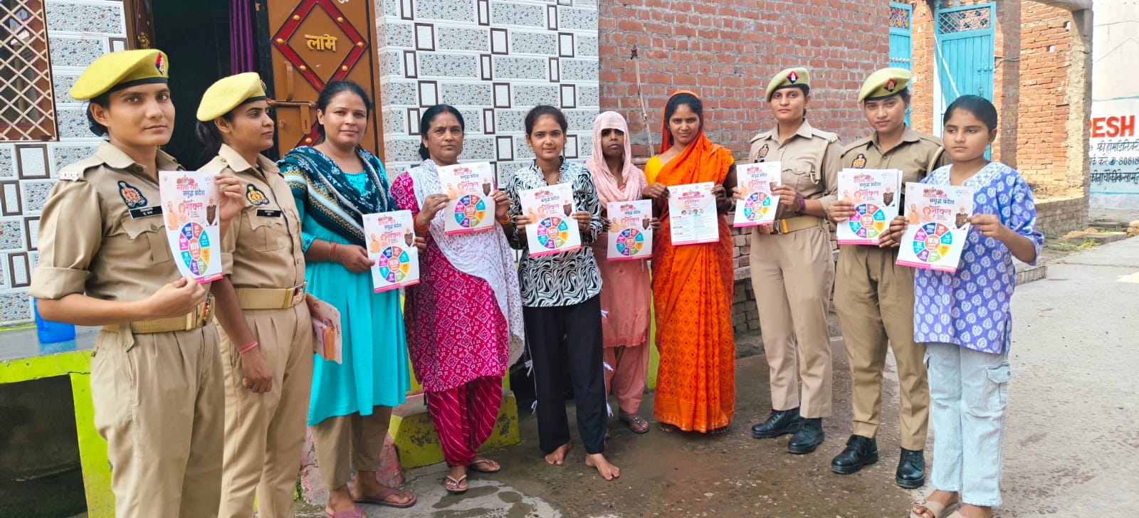 फर्रुखाबाद:मिशन शक्ति अभियान के तहत थाना मऊदरवाजा पुलिस ने महिलाओं को किया जागरूक