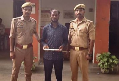 फर्रुखाबाद:महिला पर गंडासे से हमला करने वाला वांछित आरोपी गिरफ्तार, घटना में प्रयुक्त हथियार भी बरामद