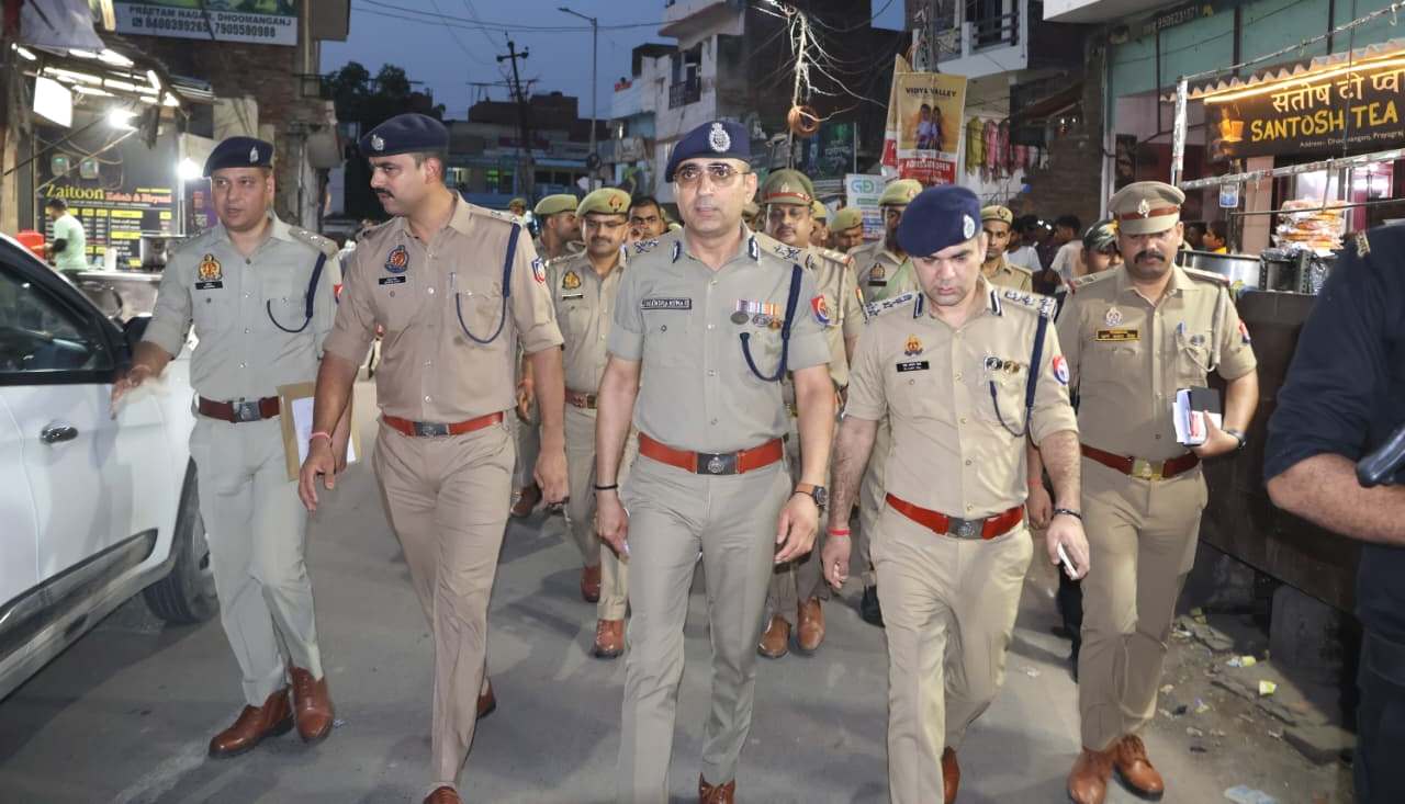प्रयागराज: पुलिस आयुक्त प्रयागराज व अपर पुलिस आयुक्त कानून व्यवस्था द्वारा जनमानस की सुरक्षा के दृष्टिगत आवश्यक दिशा-निर्देश दिये गये।