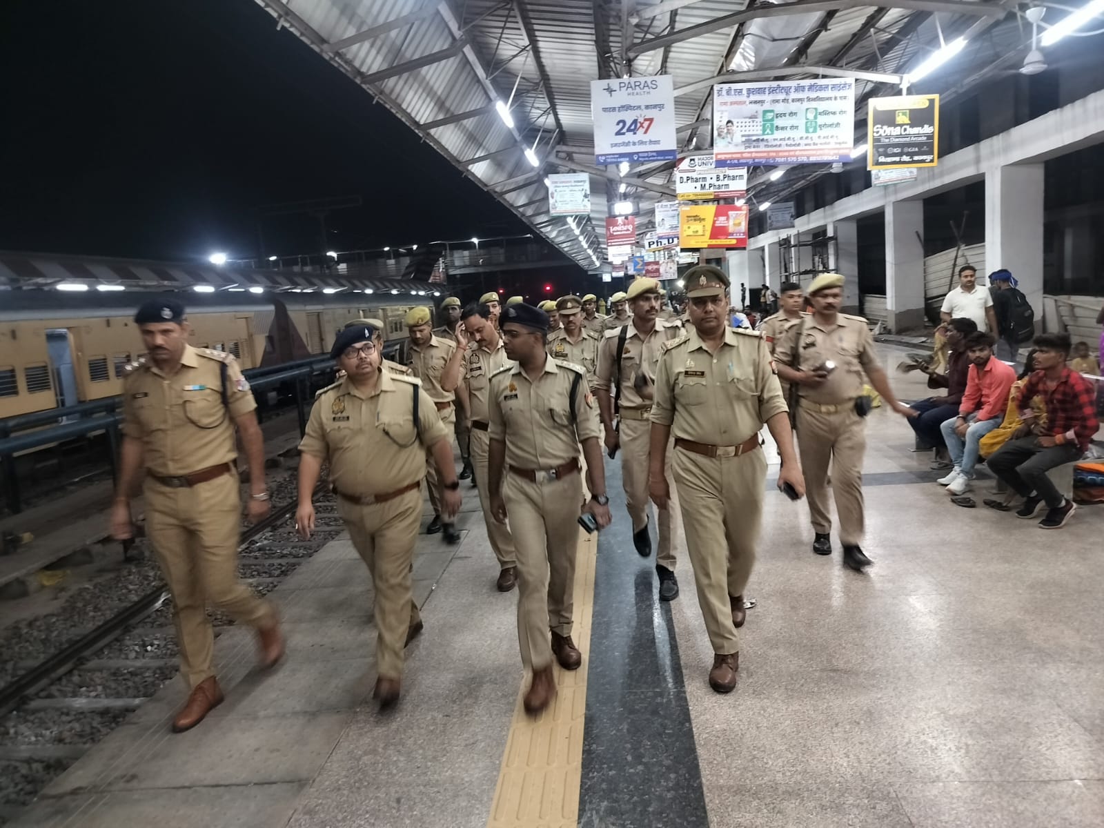 फर्रुखाबाद :रेलवे स्टेशन की सुरक्षा व्यवस्था का एएसपी ने लिया जायजा, संदिग्ध गतिविधियों पर सतर्क रहने के निर्देश