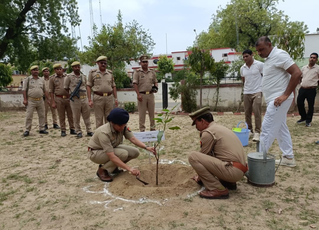 फर्रुखाबाद:विश्व पर्यावरण दिवस पर एसपी आरती सिंह ने किया पौधारोपण, दिया पर्यावरण संरक्षण का संदेश