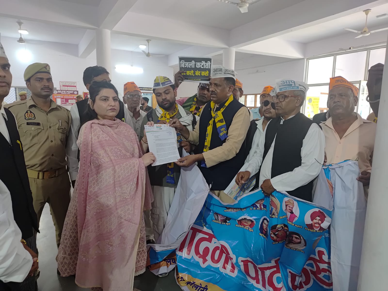 फर्रुखाबाद:बिजली संकट और स्मार्ट मीटर के विरोध में आप का प्रदर्शन, राज्यपाल को ज्ञापन