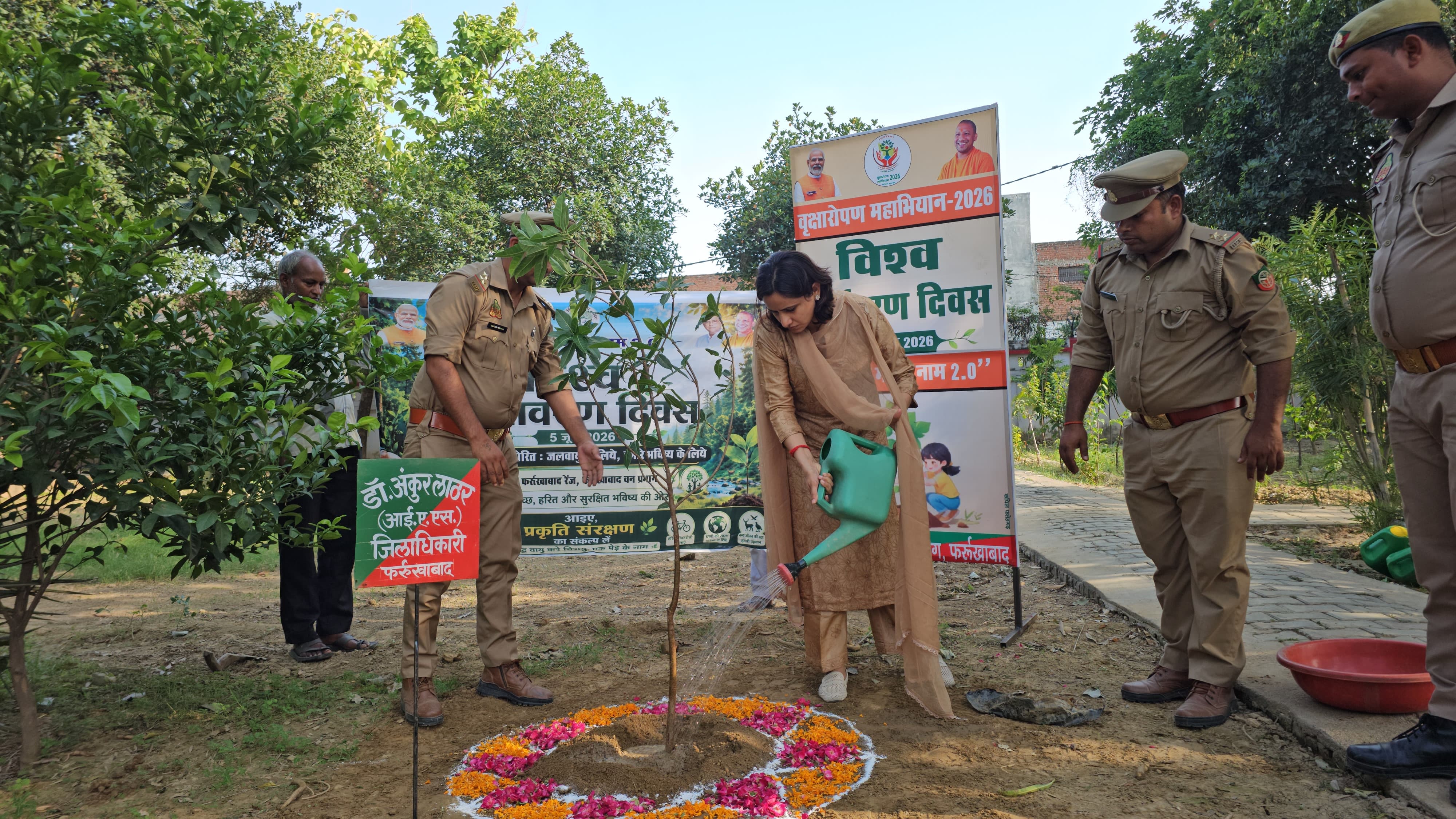 फर्रुखाबाद:विश्व पर्यावरण दिवस पर जिलाधिकारी डॉ. अंकुर लाठर ने किया वृक्षारोपण, हरित भविष्य के निर्माण का दिया संदेश