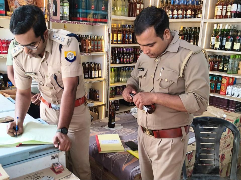 फर्रुखाबाद:अवैध मदिरा के खिलाफ आबकारी विभाग का सघन अभियान, कई शराब दुकानों का औचक निरीक्षण