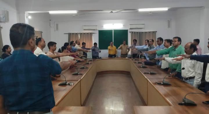 लखीमपुर खीरी : पर्यावरण संरक्षण को लेकर स्वास्थ्य विभाग के अधिकारियों व कर्मचारियों ने ली शपथ