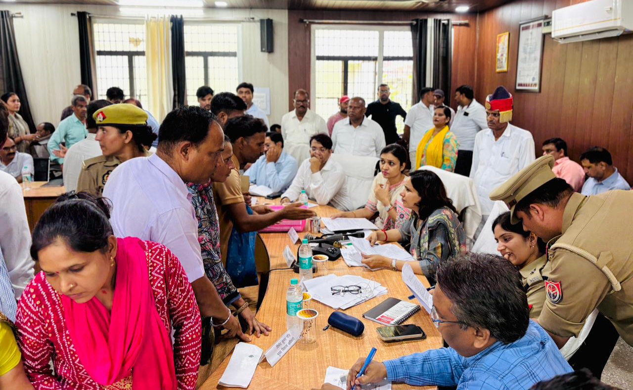 फर्रुखाबाद में डीएम का सख्त संदेश: शिकायतों के निस्तारण में लापरवाही बर्दाश्त नहीं, एक लेखपाल निलंबित