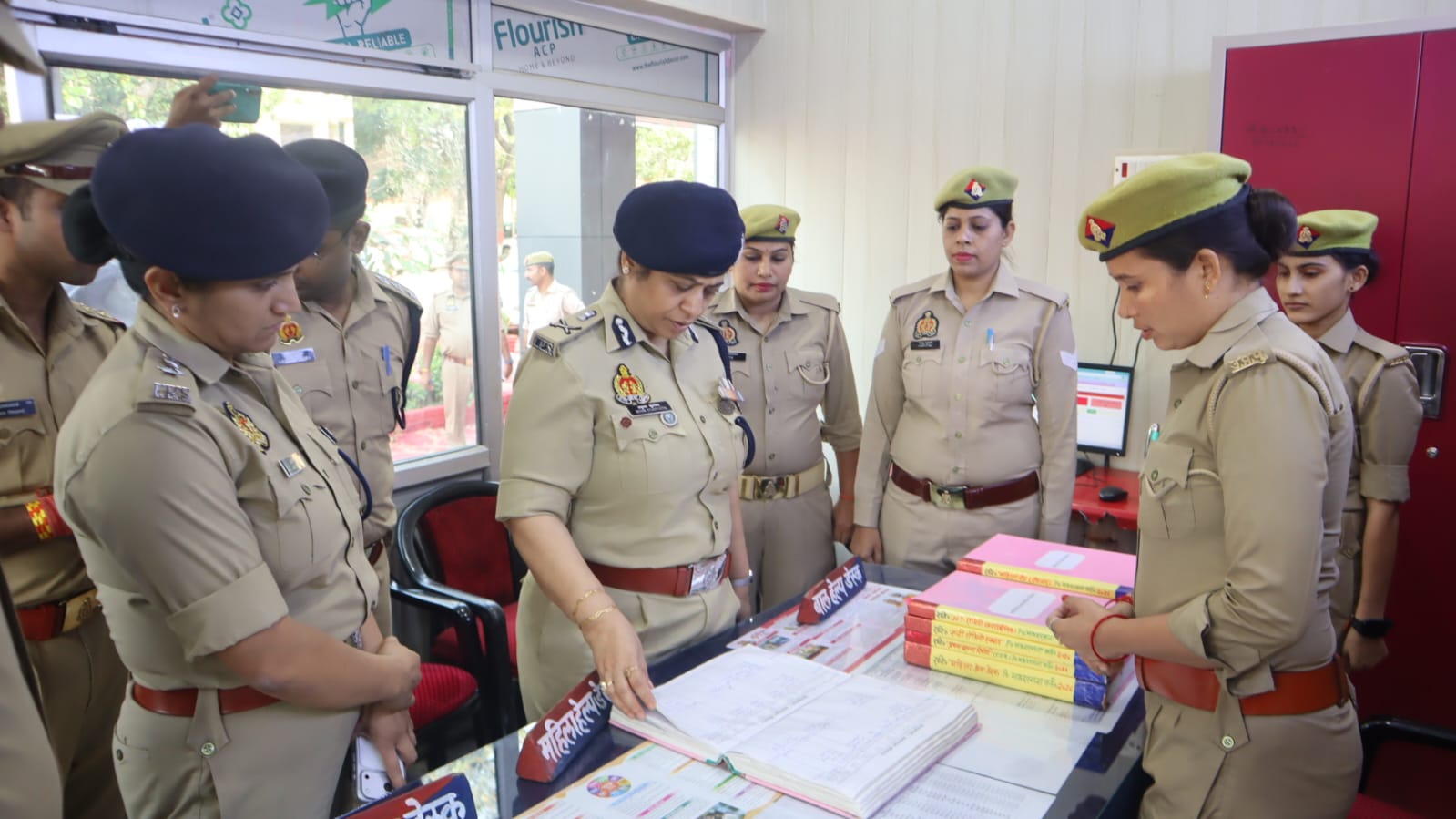 फर्रुखाबाद:एडीजी अनुपम कुलश्रेष्ठ ने थाना मऊदरवाजा का किया निरीक्षण, कानून-व्यवस्था एवं जनसेवा पर दिया जोर