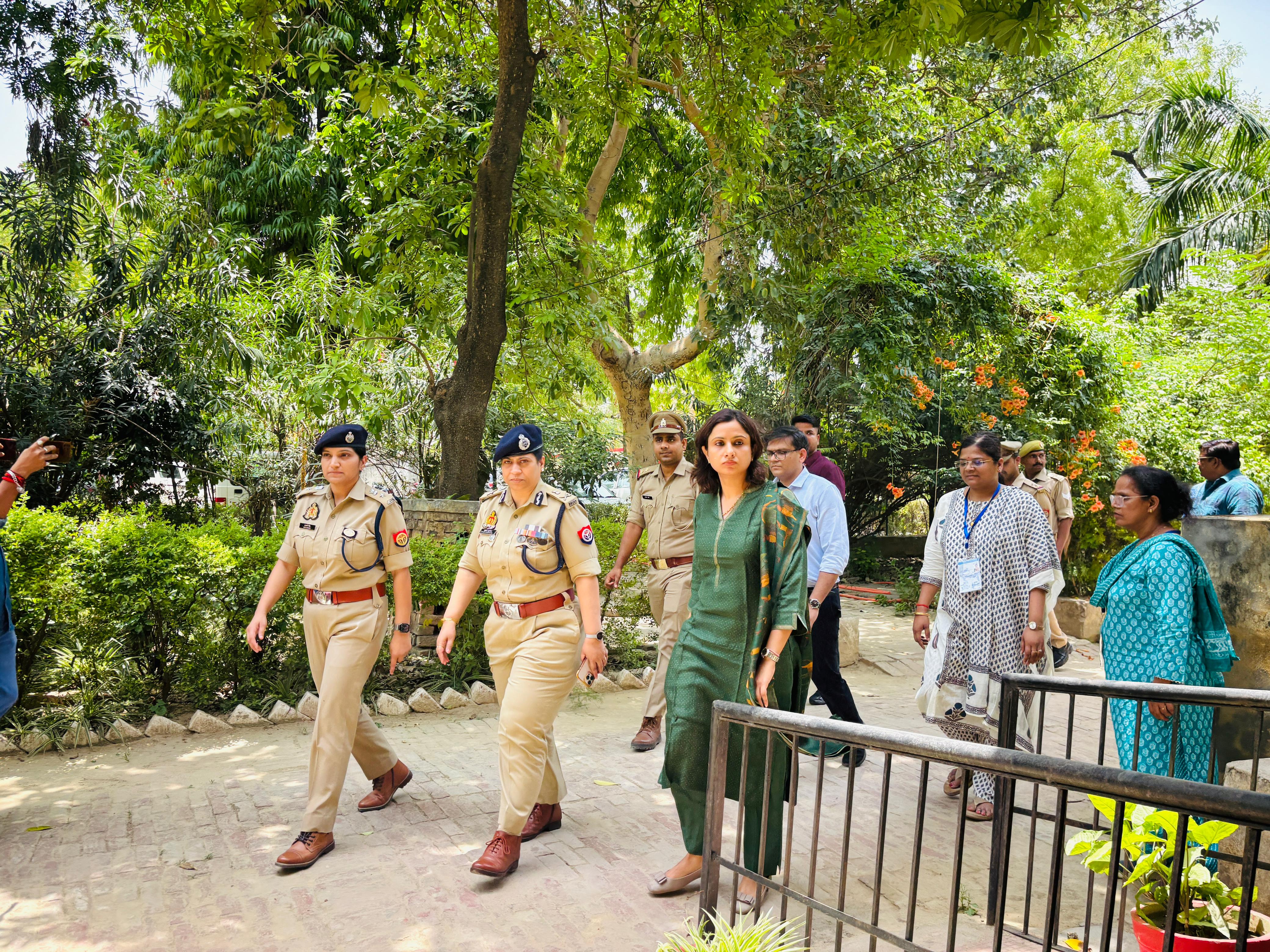 फर्रुखाबाद:पुलिस भर्ती परीक्षा केंद्रों का एडीजी, डीएम और एसपी ने किया औचक निरीक्षण, निष्पक्षता पर दिया जोर