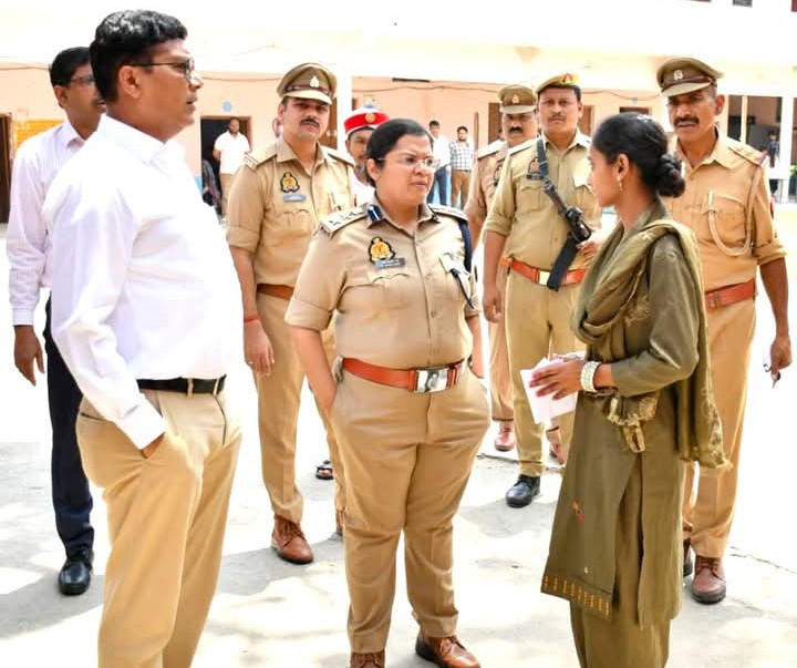 लखीमपुर खीरी : पुलिस भर्ती परीक्षा सकुशल संपन्न कराने  हेतु डीएम एसपी ने परीक्षा केंद्रों का किया निरीक्षण, दिए निर्देश