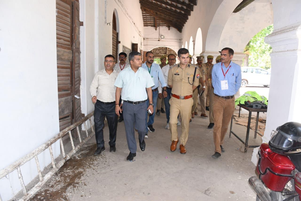 प्रयागराज: पुलिस भर्ती लिखित परीक्षा का जिलाधिकारी ने किया निरीक्षण, दिए आवश्यक दिशा-निर्देश