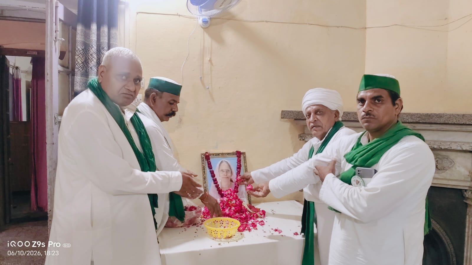 फर्रुखाबाद:भाकियू टिकैत जिला अध्यक्ष अजय कटियार की माता के निधन पर प्रदेश अध्यक्ष राजपाल शर्मा ने दी श्रद्धांजलि