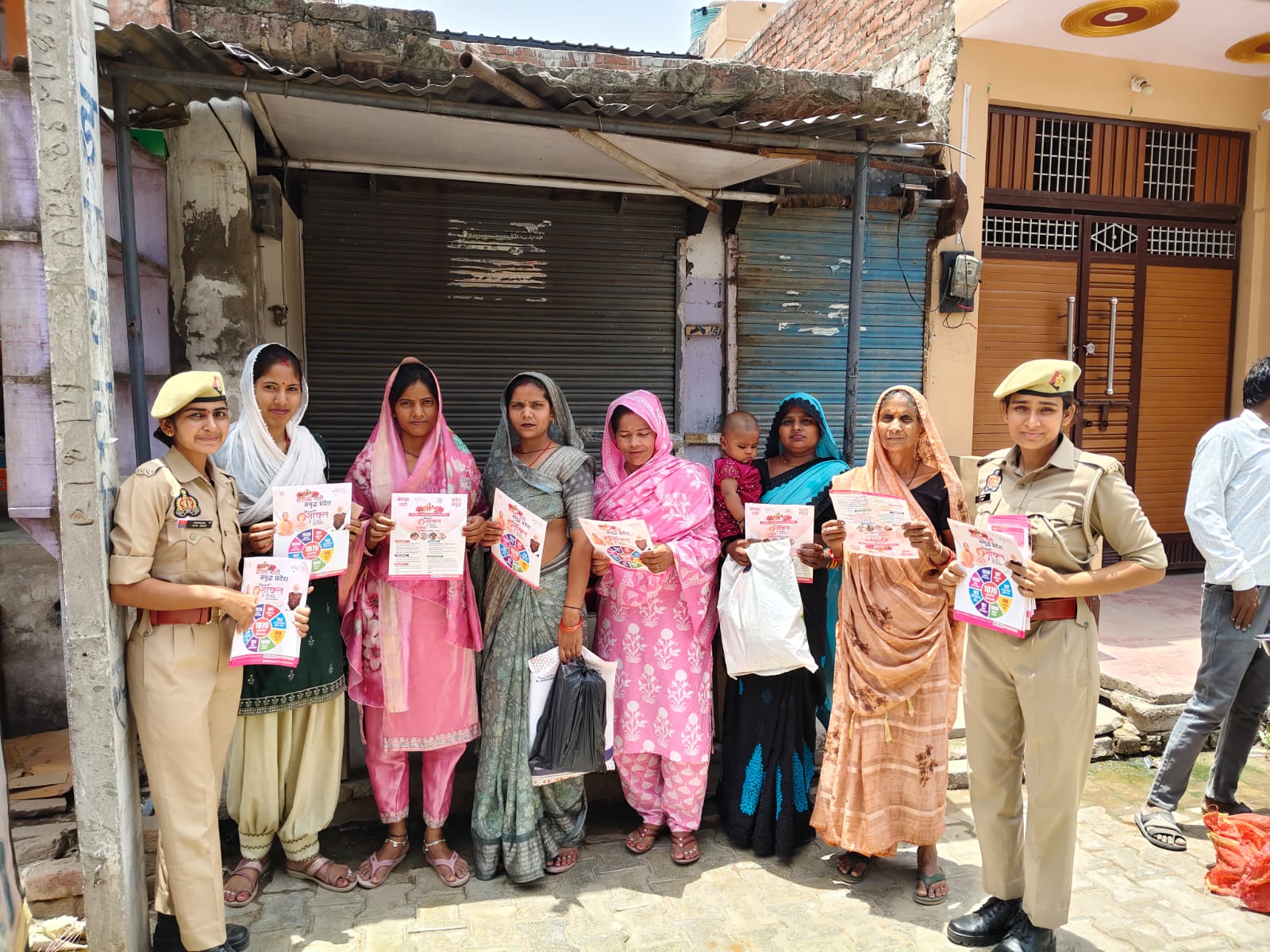 फर्रुखाबाद:मिशन शक्ति अभियान के तहत थाना नवाबगंज पुलिस ने महिलाओं को किया जागरूक