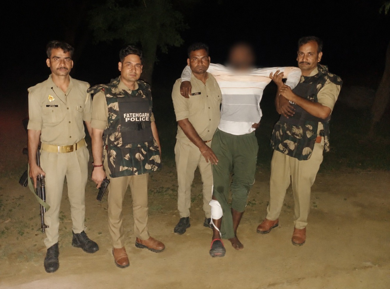 फर्रुखाबाद:कम्पिल पुलिस की मुठभेड़ में शातिर अपराधी रविदास उर्फ करिया गिरफ्तार, पैर में गोली लगने के बाद दबोचा
