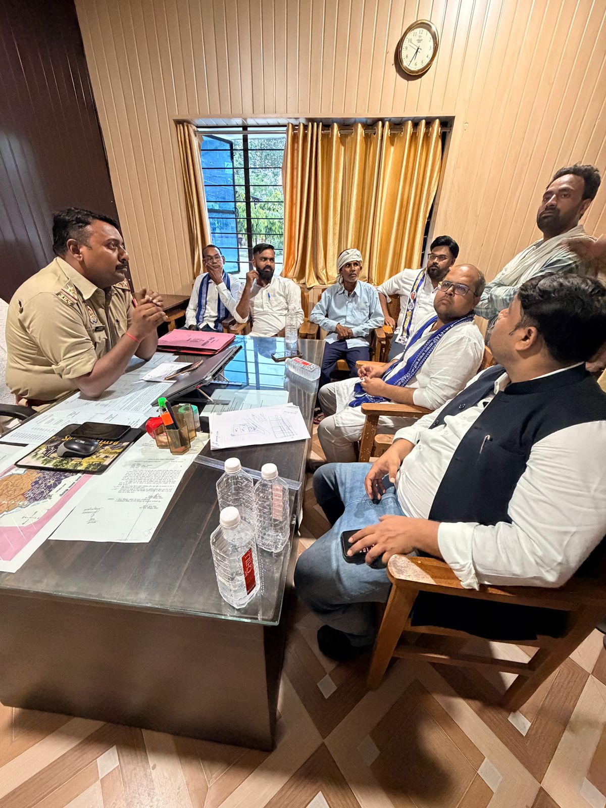 सीतापुर :मानसी हत्याकांड में कार्रवाई की जानकारी लेने थाना सदना पहुंचे आजाद समाज पार्टी के पदाधिकारी