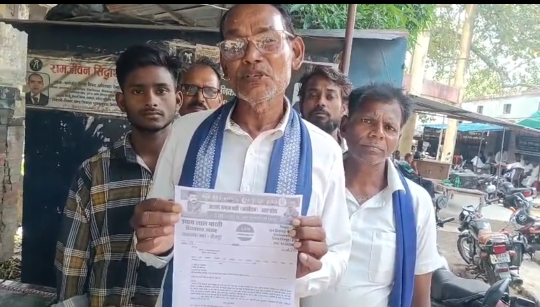 सीतापुर: नाली बंद होने से जल निकासी बाधित, ग्रामीणों ने उप जिलाधिकारी को सौंपा ज्ञापन