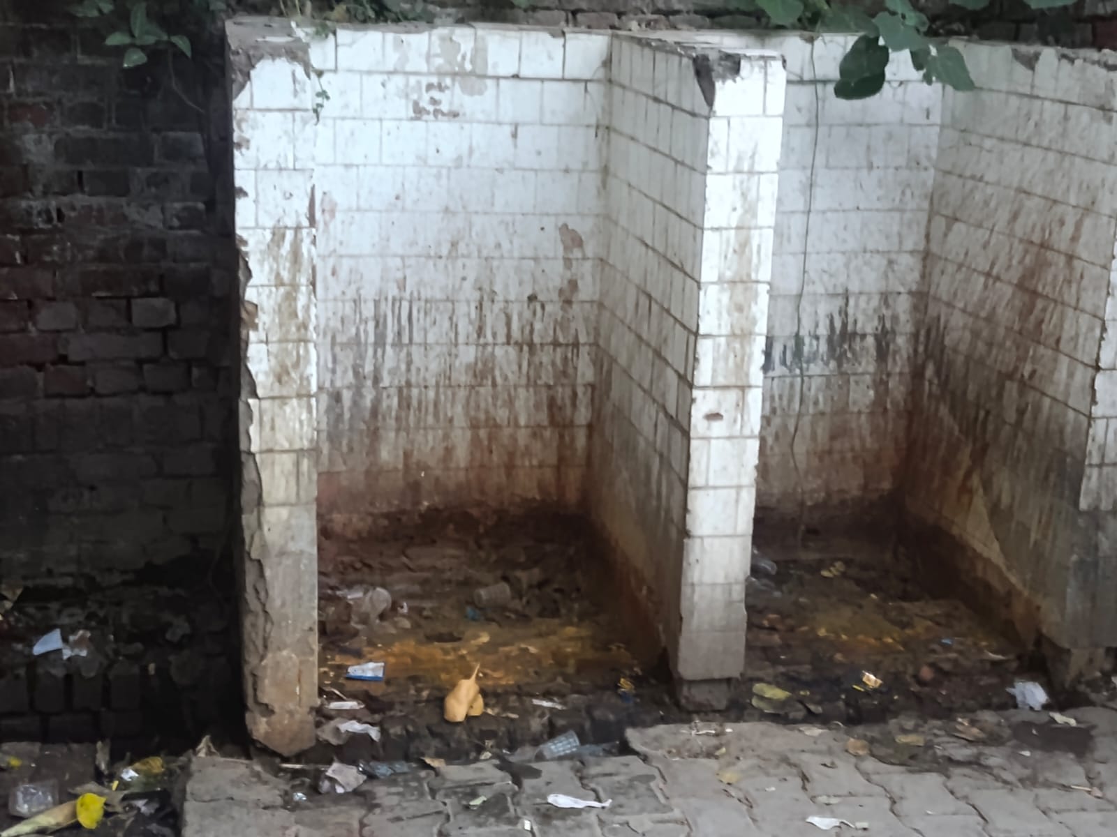 फर्रुखाबाद: सदर तहसील मार्ग पर बने पेशाबघर से उठ रही दुर्गंध, राहगीर और स्थानीय लोग परेशान।