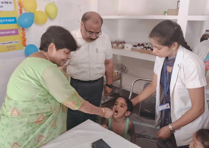 लखीमपुर खीरी : विटामिन ए संपूर्ण कार्यक्रम का पालिकाध्यक्ष डॉ. इरा श्रीवास्तव ने किया शुभारंभ, पिलाई पहली खुराक