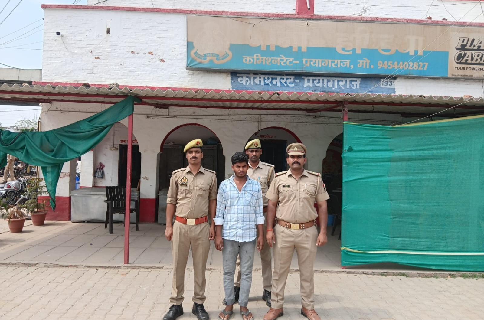 प्रयागराज: थाना हण्डिया पुलिस टीम द्वारा हत्या के प्रयास के अभियोग से सम्बन्धित 01 वांछित अभियुक्त गिरफ्तार, कब्जे से 04 अवैध देशी बम बरामद ।