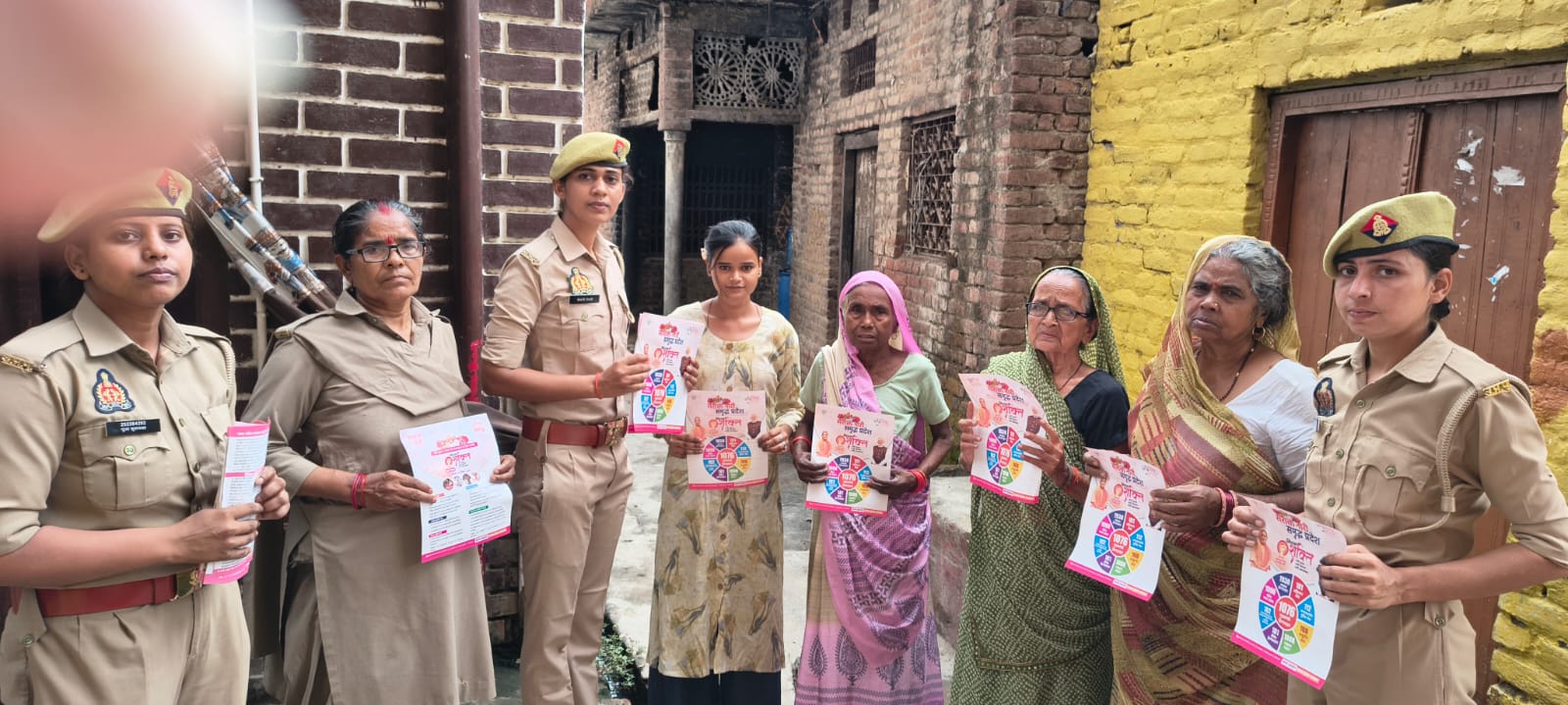 फर्रुखाबाद:मिशन शक्ति अभियान के तहत थाना नवाबगंज पुलिस ने महिलाओं को किया जागरूक