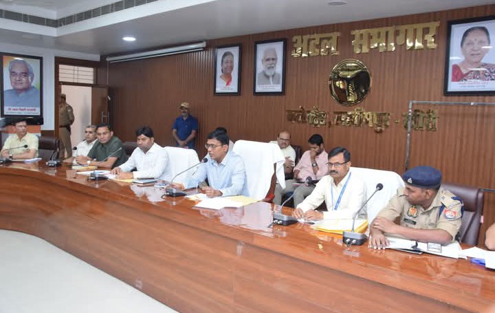 लखीमपुर खीरी : 14 जून को 15 केंद्रों पर होगी जीआईसी प्रवक्ता पद के लिए परीक्षा, डीएम ने ली बैठक
