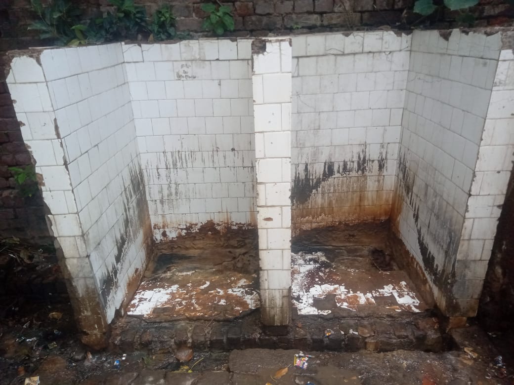 फर्रुखाबाद खबर का असर: सार्वजनिक पेशाबघर की सफाई, नगर पालिका अध्यक्ष ने 24 घंटे में लिया संज्ञान