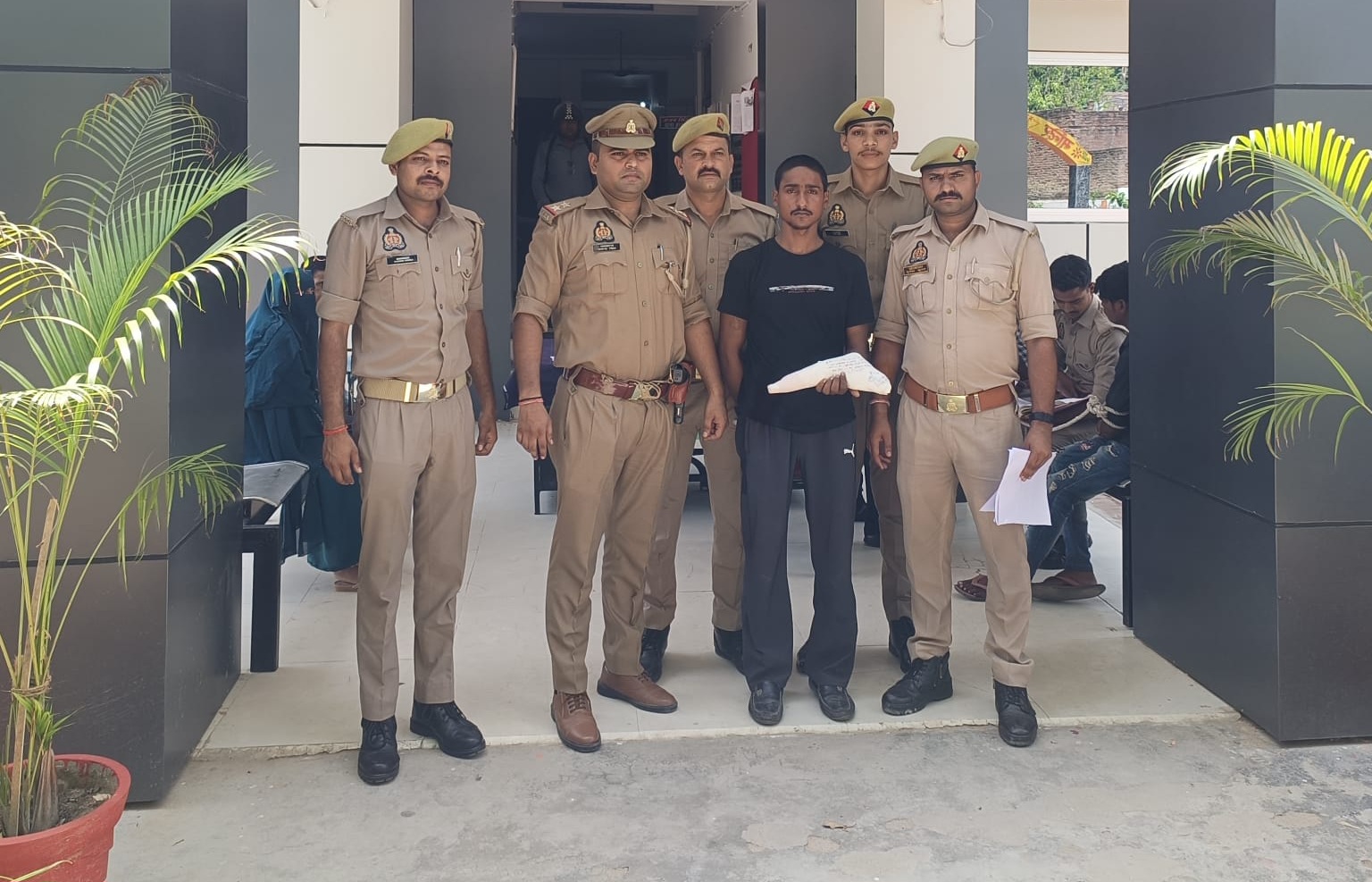 फर्रुखाबाद:घर में घुसकर युवती को गोली मारने वाला आरोपी तमंचे समेत गिरफ्तार, आर्म्स एक्ट में भी कार्रवाई