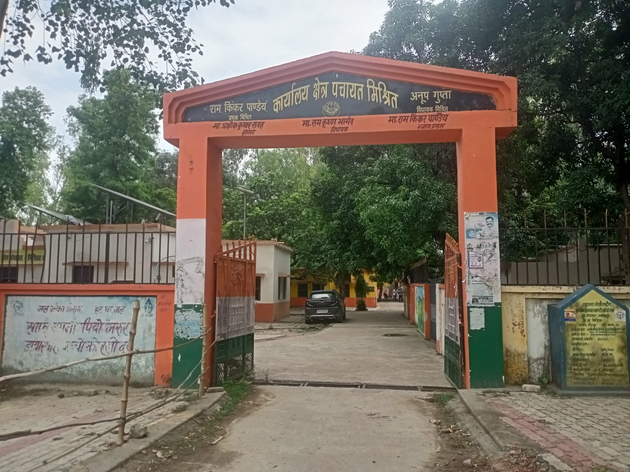 सीतापुर:विकासखंड मिश्रित में प्राइवेट मुंशियों का बोलबाला, शासनादेश की उड़ा रहे धज्जियां