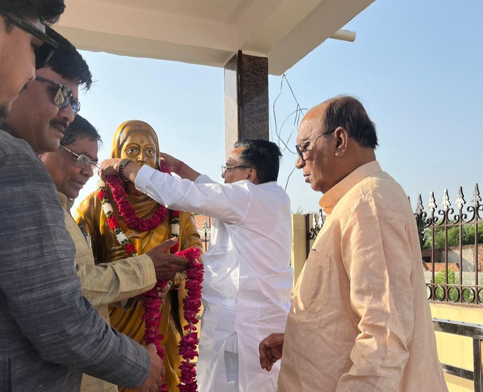 फर्रुखाबाद: में लोक माता अहिल्याबाई होलकर को श्रद्धांजलि, मंत्री जयवीर सिंह ने किया माल्यार्पण