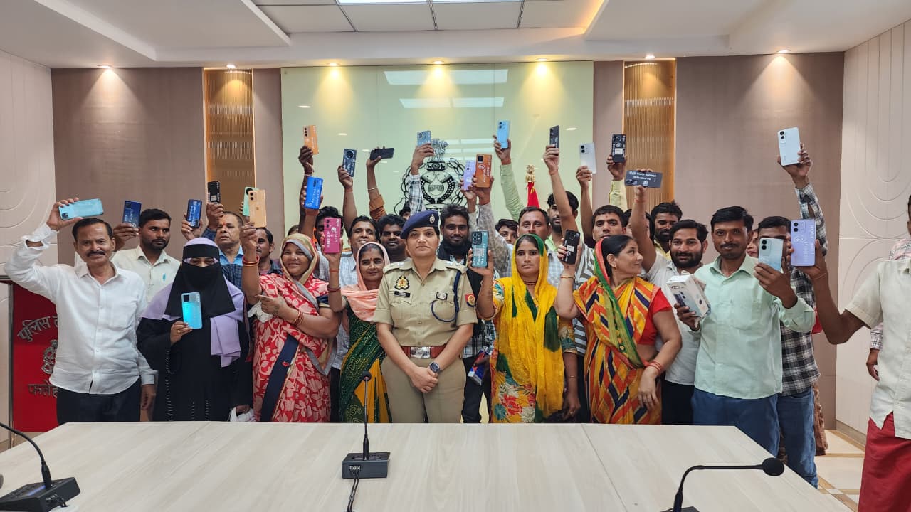 फर्रुखाबाद:पुलिस की बड़ी सफलता: 125 गुमशुदा मोबाइल बरामद, 28 लाख रुपये की संपत्ति मालिकों को लौटाई