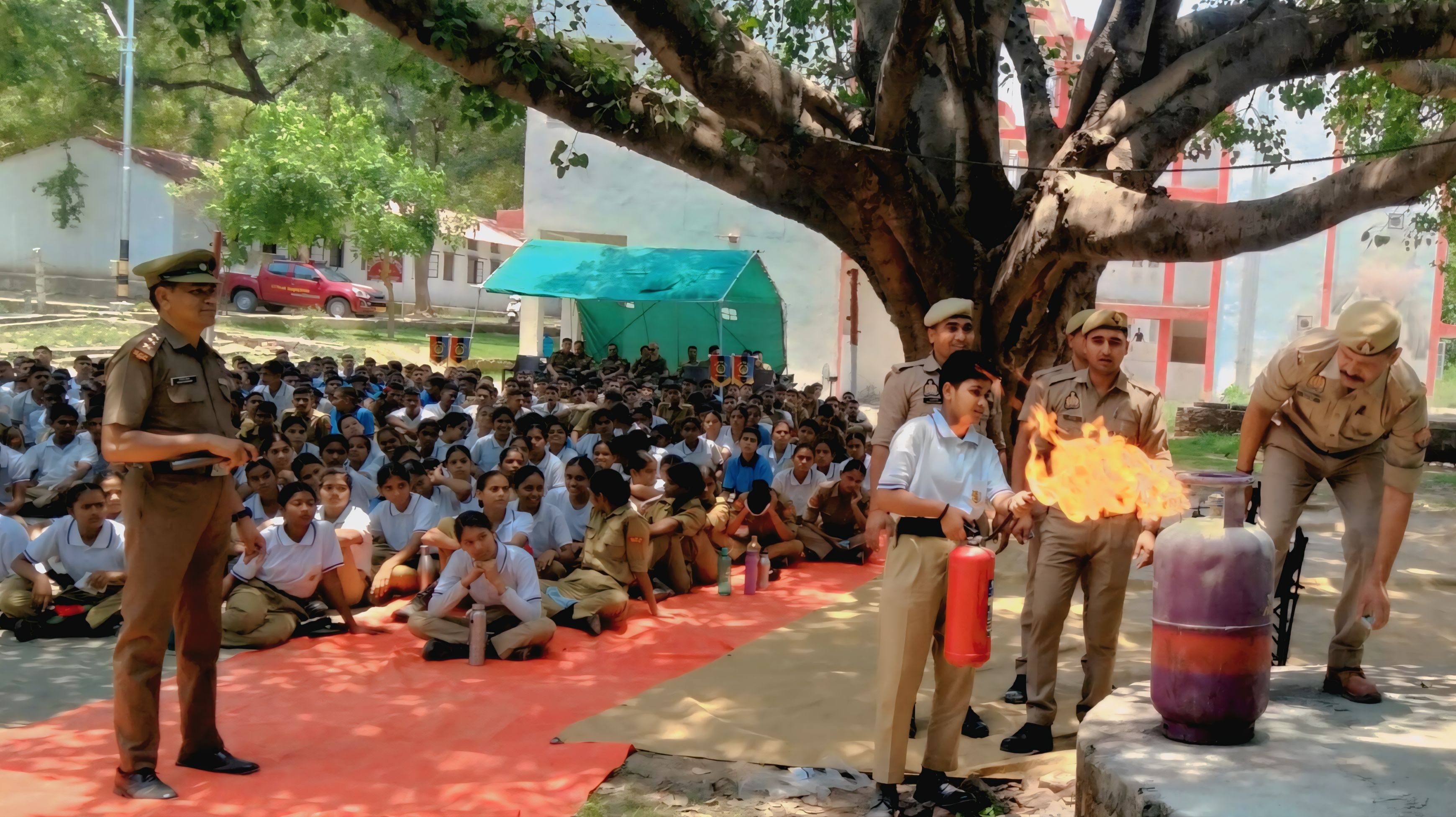 फर्रुखाबाद:एनसीसी वार्षिक प्रशिक्षण शिविर में कैडेट्स को सिखाए गए आग बुझाने और बचाव के गुर