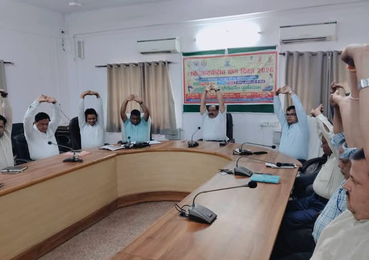 लखीमपुर खीरी :​12वें अंतर्राष्ट्रीय योग दिवस की तैयारियों को लेकर मुख्य चिकित्सा अधिकारी कार्यालय में हुआ सामूहिक योग पूर्वाभ्यास