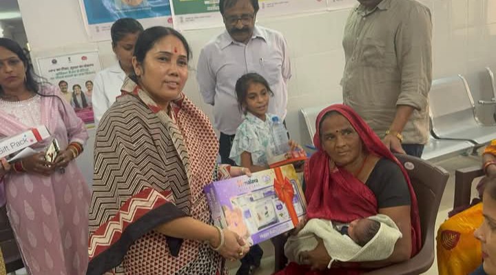 लखीमपुर खीरी : जिला महिला चिकित्सालय में कन्या जन्मोत्सव: नवजात 6 बेटियों का भव्य स्वागत, बेबी किट भेंट कर मनाया जश्न