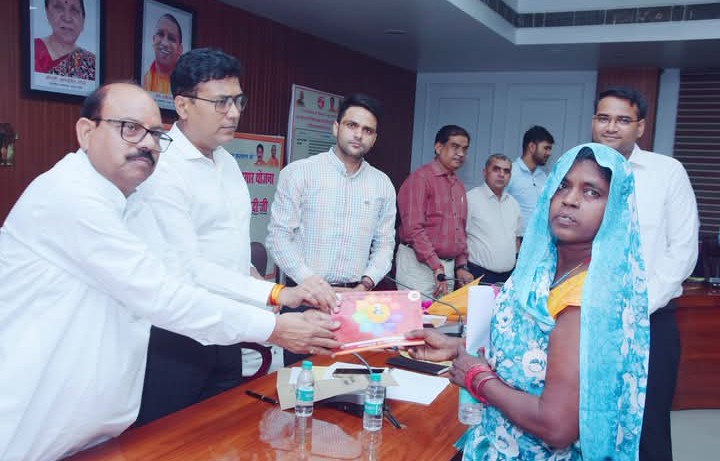 लखीमपुर खीरी : मातृत्व शिशु व बालिका मदद योजना के तहत 10 श्रमिकों को मिले सहायता राशि के चेक