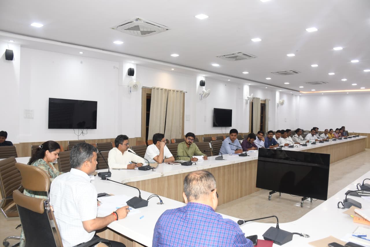 प्रयागराज: जिलाधिकारी ने अपर जिलाधिकारियों, उपजिलाधिकारियों के साथ राजस्व कार्यों की समीक्षा बैठक करते हुए दिए आवश्यक दिशा-निर्देश