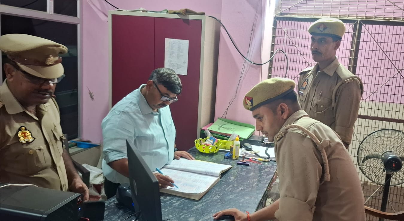 फर्रुखाबाद:अपर पुलिस अधीक्षक ने किया नवाबगंज थाने का औचक निरीक्षण, लंबित विवेचनाओं के शीघ्र निस्तारण के दिए निर्देश