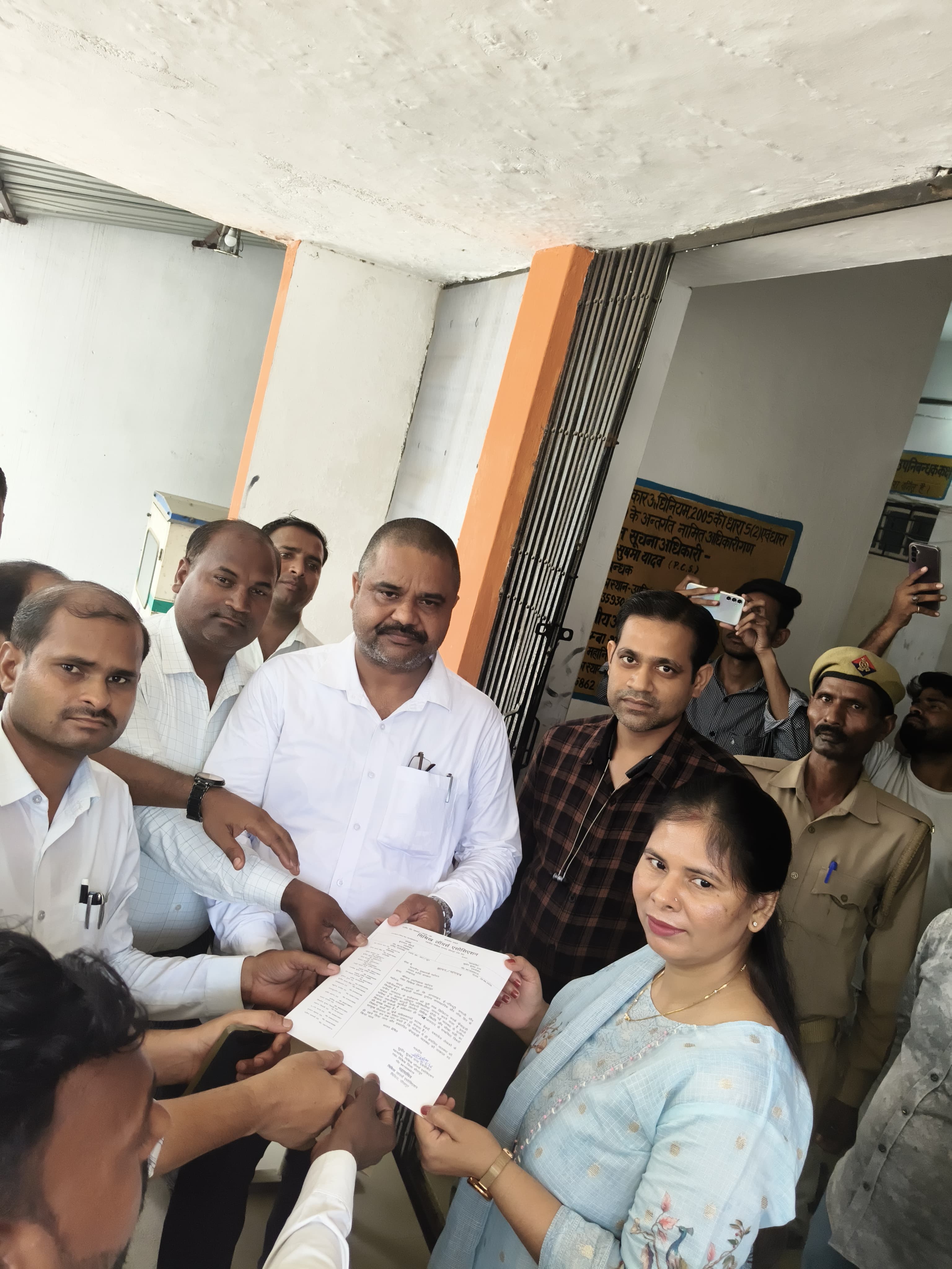 सीतापुर:बैनामा फ्रेंचाइजी व्यवस्था रद्द करने हेतु अधिवक्ताओं ने दिया ज्ञापन