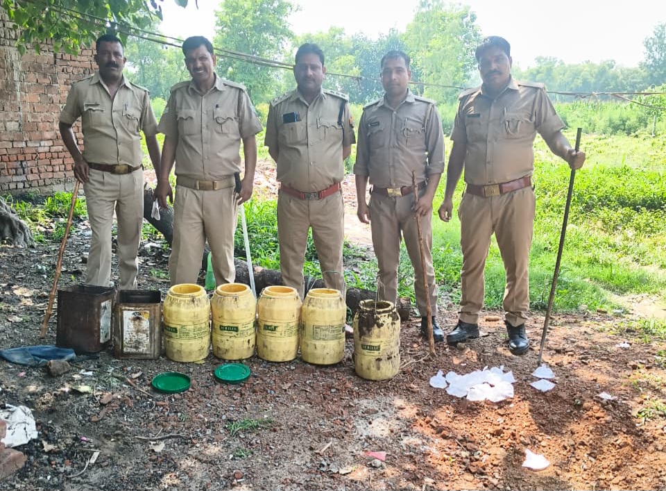 फर्रुखाबाद में आबकारी विभाग का अभियान तेज: 28 लीटर अवैध कच्ची शराब बरामद, 100 किलो लहन नष्ट