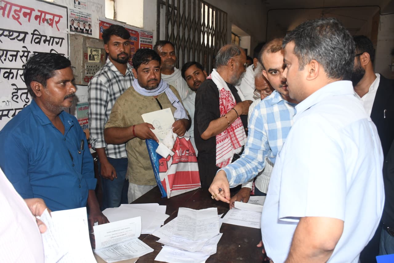 प्रयागराज: जिलाधिकारी ने समाधान दिवस में आयी शिकायतों को गुणवत्तापूर्वक एवं समयबद्धता के साथ निस्तारित करने के दिए निर्देश