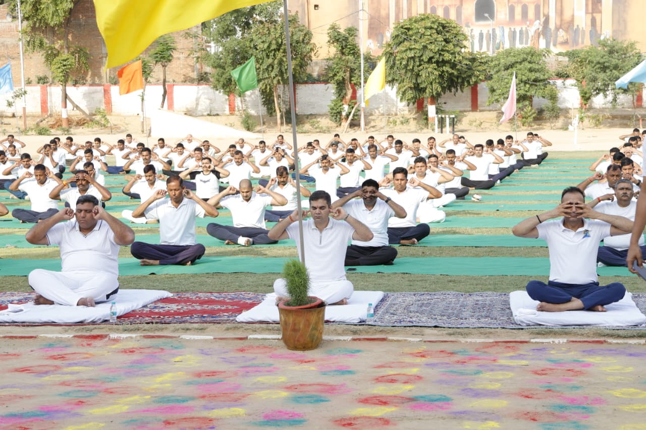 प्रयागराज:12वाँ अंतर्राष्ट्रीय योग दिवस-2026"Yoga for Healthy Ageing" थीम के साथ पुलिस लाइन्स प्रयागराज में हुआ योगाभ्यास।