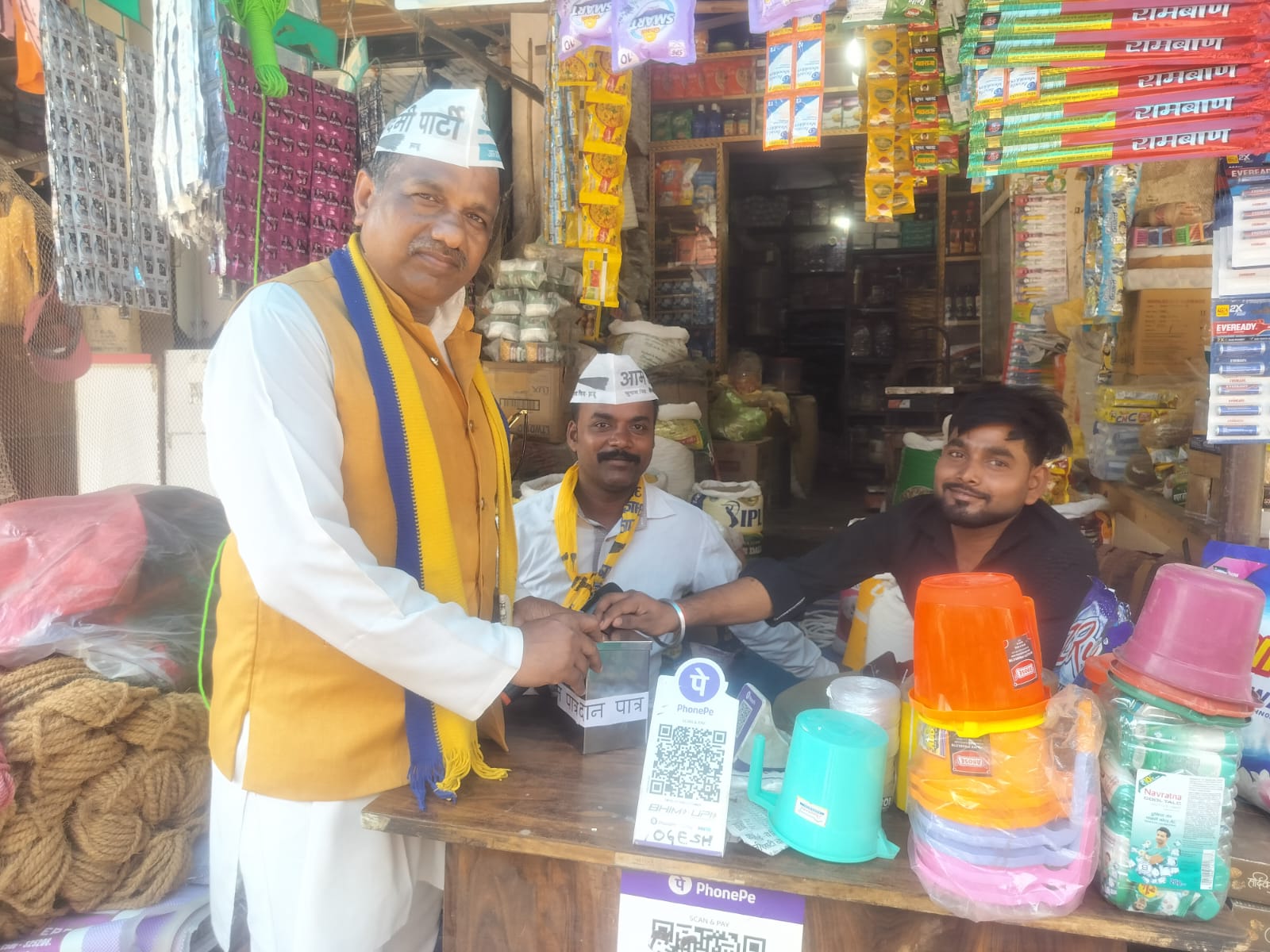 फर्रुखाबाद:राम मंदिर चंदा घोटाले के आरोपों को लेकर आप का हल्ला बोल,जिले में भिक्षाटन कर भेजा ₹420 का प्रतीकात्मक चेक