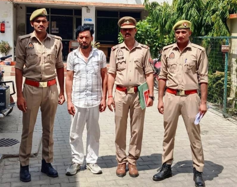 फर्रुखाबाद पुलिस ने फायरिंग और मारपीट के मामले में वांछित आरोपी को किया गिरफ्तार