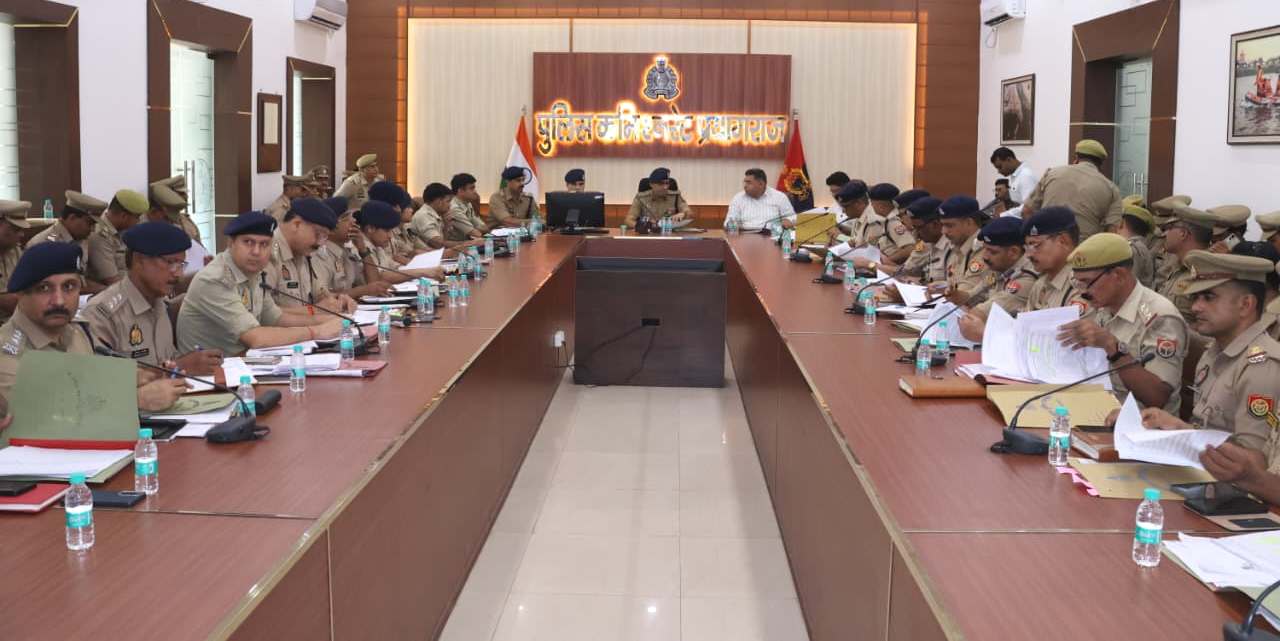 प्रयागराज:रिजर्व पुलिस लाइन्स स्थित त्रिवेणी सभागार में एण्टी भू-माफिया पोर्टल पर की गयी कार्यवाही, मुहर्रम पर्व, कानून-व्यवस्था, अपराध नियंत्रण व लम्बित विवेचनाओं के सम्बन्ध में गोष्ठी आयोजित कर निम्न निर्देश दिये गये
