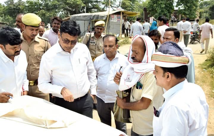 लखीमपुर खीरी : डीएम ने जनता दर्शन की शिकायत पर खुद संभाली कमान, मौके पर पहुंचकर कराया स्थलीय सत्यापन