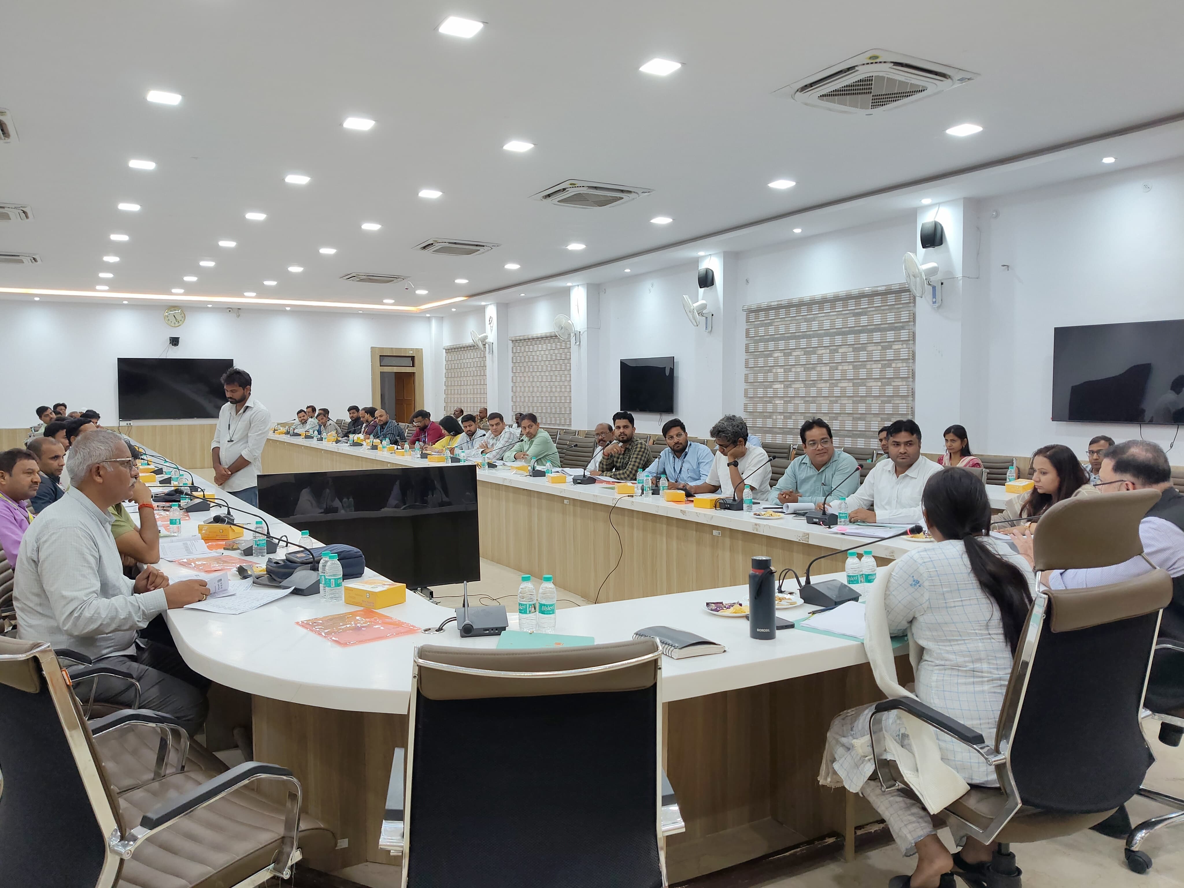 प्रयागराज: मुख्य विकास अधिकारी की अध्यक्षता में विशेष जिला सलाहकार समिति एवं जिला स्तरीय समीक्षा समिति की समीक्षा बैठक संपन्न