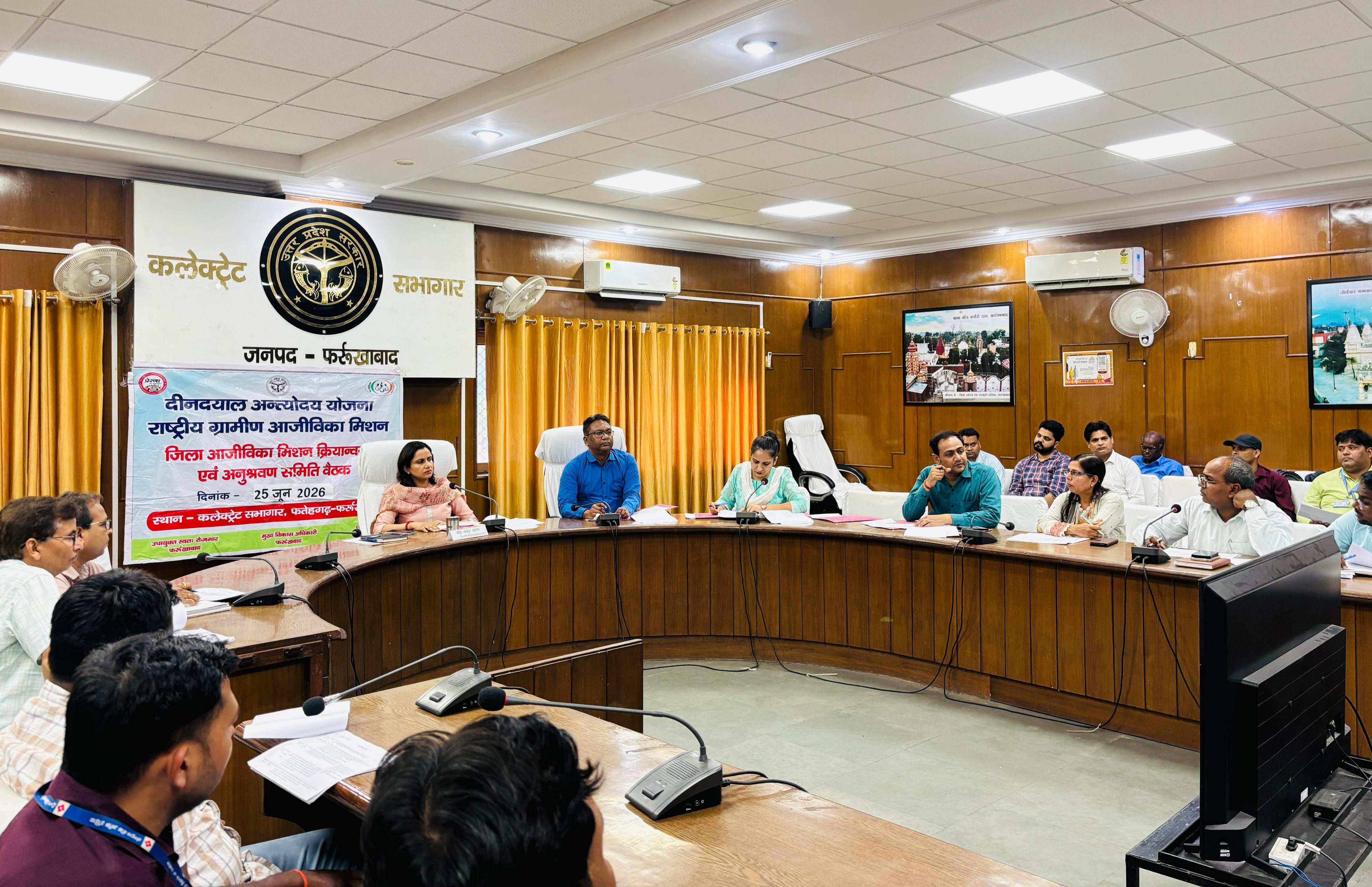फर्रुखाबाद:बीएमएम अपनी कार्यशैली में लाएं सुधार, नहीं तो होगी टर्मिनेशन की कार्रवाई: डीएम अंकुर लाठर